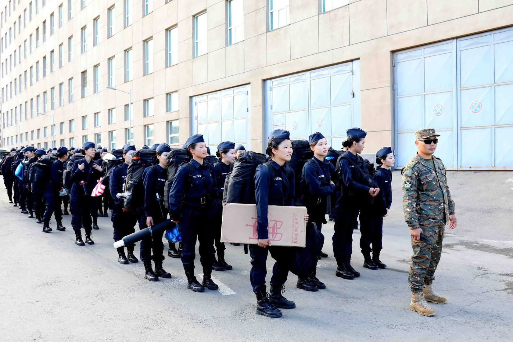 Аранзаа үүрээд олон аавын охид хөвгүүдтэй мөр зэрэгцэн цэргийн эрдэмд суралцахаар явсан охиндоо амжилт хүсье ээ.