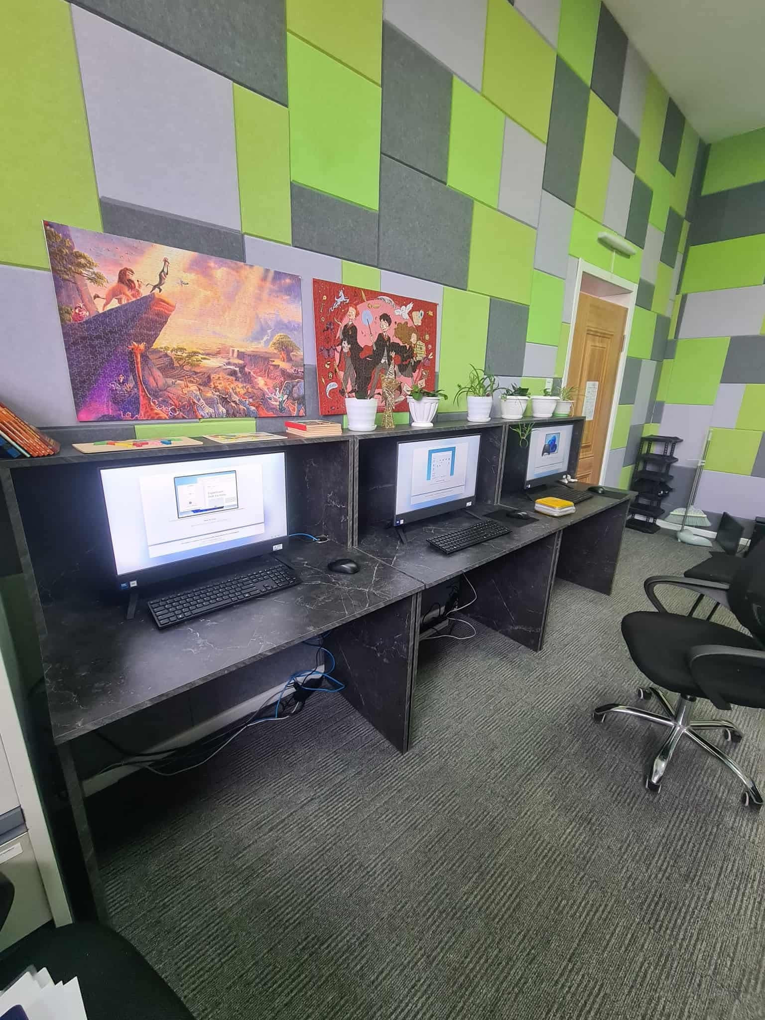 Байгууллагад шинээр ирсэн 38ш компьютерыг шаардлагатай газруудад суурилуулах ажил үргэлжилж байна.