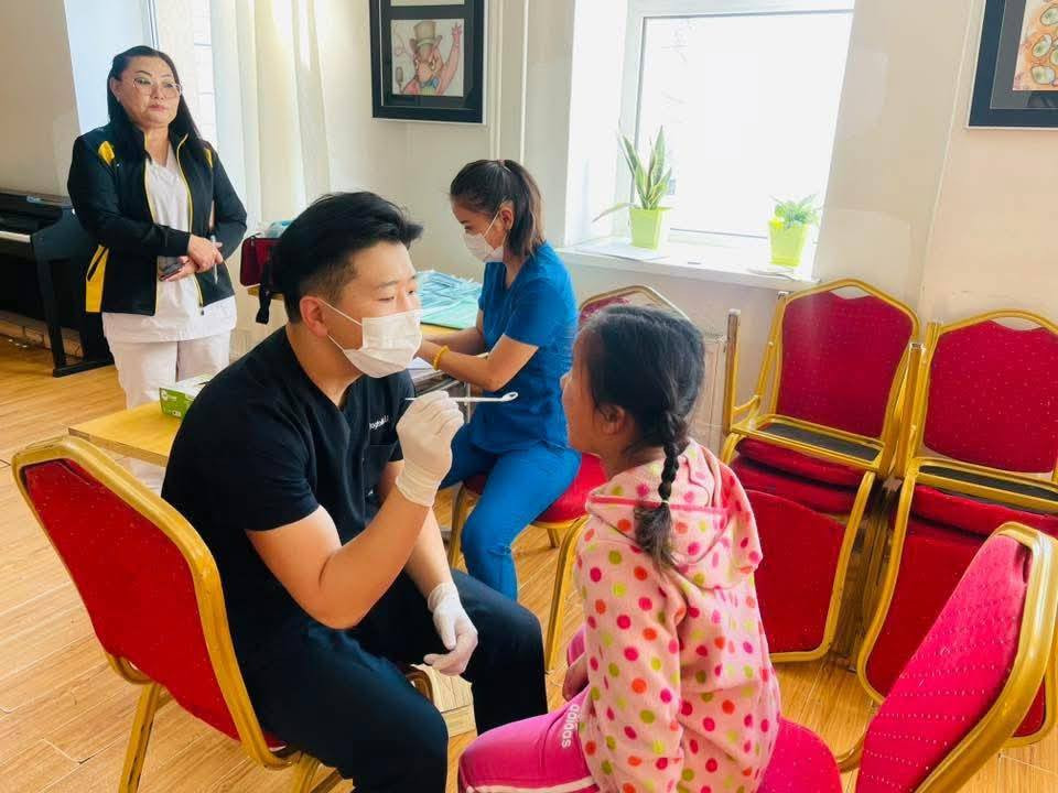 Нийслэлийн шүд, эрүү нүүрний төвөөс эмч нарын баг ирж хүүхэд, залуучууд, багш ажилчдад шүдний үзлэг хийж зөвлөгөө өглөө.