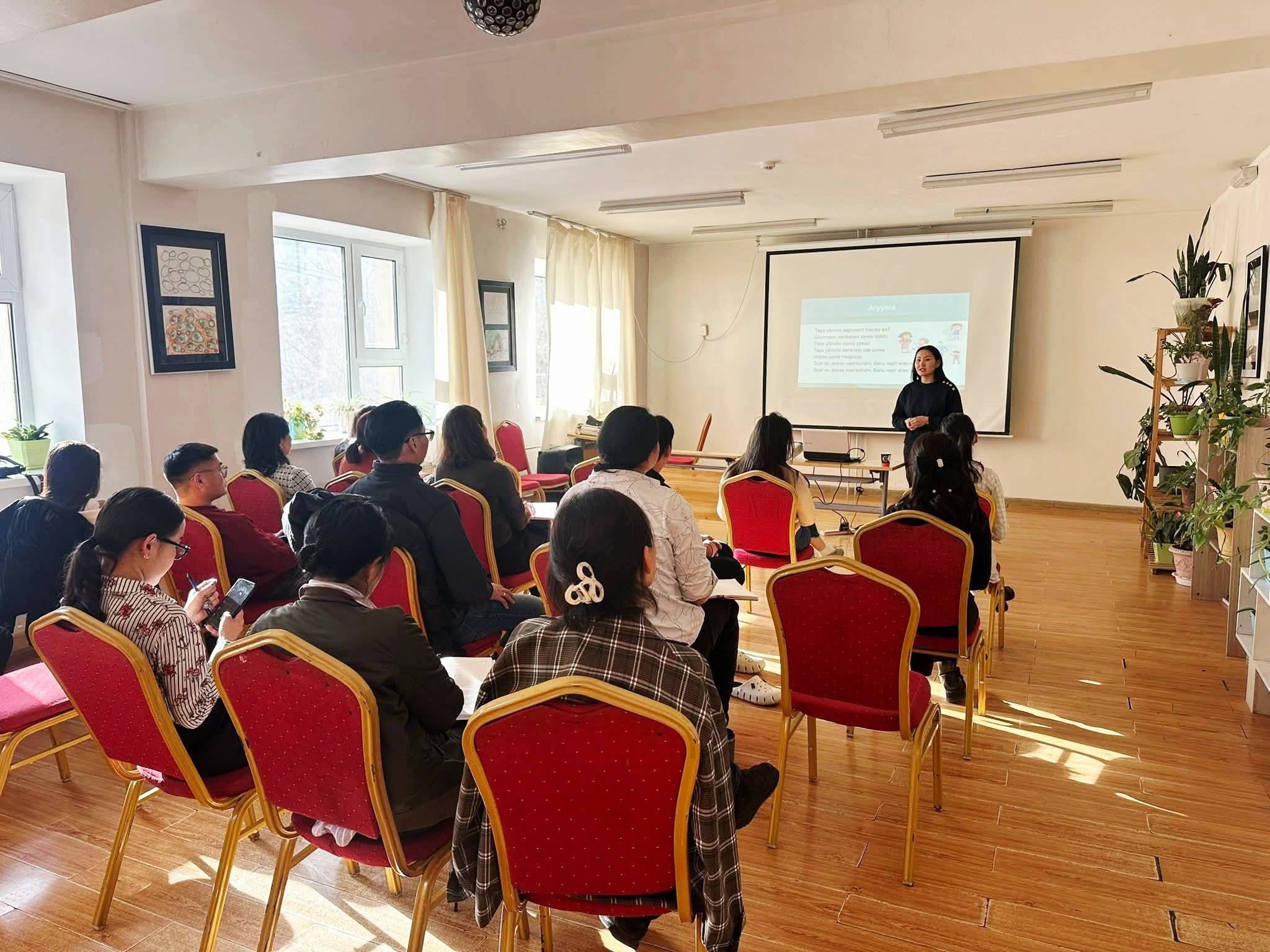 Сэтгэцийн Эрүүл Мэндийн Үндэсний Төвөөс "Хүүхдийн төрх үйлийн өөрчлөлт” сэдвээр нийгмийн ажилтан, сэтгэл зүйч болон албан хаагчдад сургалт орлоо.