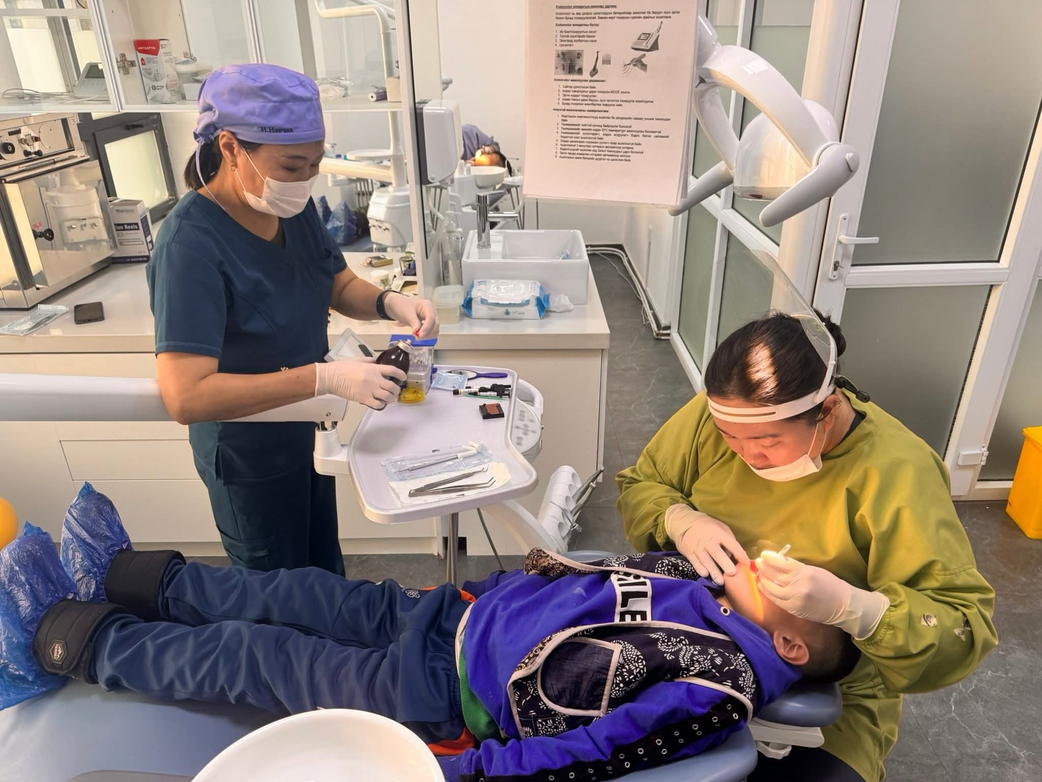 Нийслэлийн Шүд Эрүү Нүүрний Төв Нийслэлийн Шүд Эрүү Нүүрний Төв -д очиж бүх хүүхдүүдийнхээ шүдийг эмчлүүлж байна.